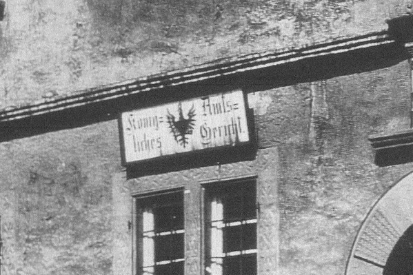 Hinweisschild des Amtsgerichts am Eingang des Rathauses im Jahre 1900